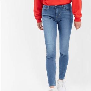LEVIS 710 SUPER SKINNY MID RISE LIGHT WASH JEANS D